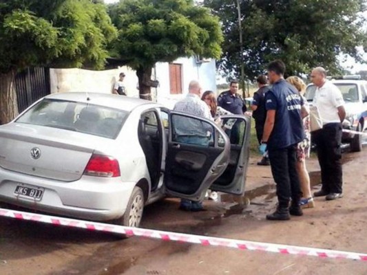 Se escondió en el baúl del auto, sorprendió a su marido con la amante y lo mató