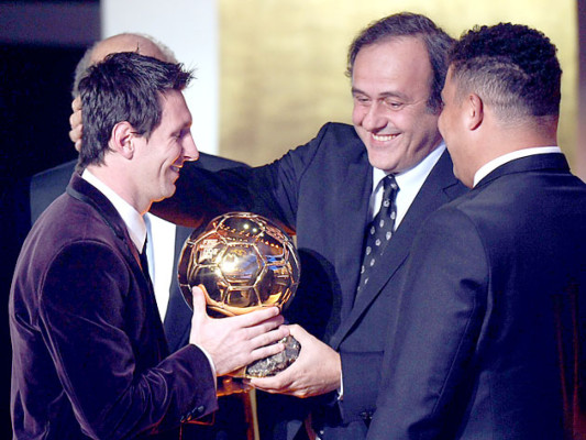 Lionel Messi gana su tercer Balón de Oro consecutivo
