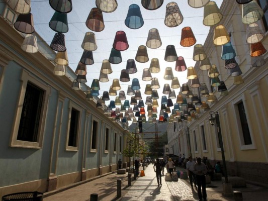 Coloridas luminarias cautivarán a peatones en paseo Liquidámbar