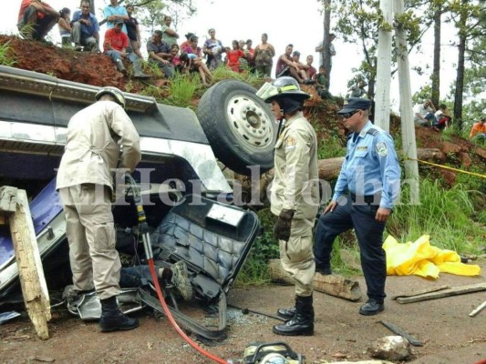 Dos muertos tras volcamiento de camión cargado de madera