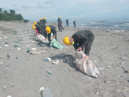 Ardua limpieza para retirar basura que contamina las playas de Omoa (FOTOS)