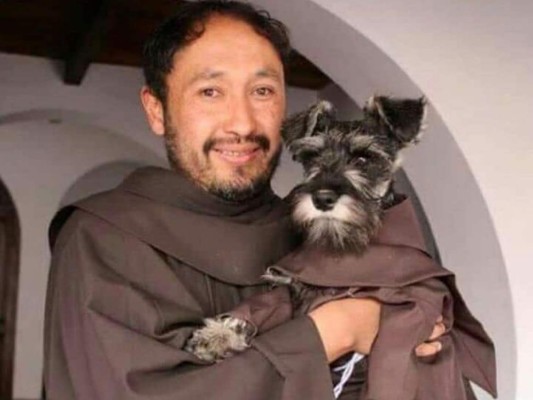 Esta imagen muestra a uno de los franciscanos que adoptó al pequeño perro. Foto: Kasper Mariusz Kaproń Ofm