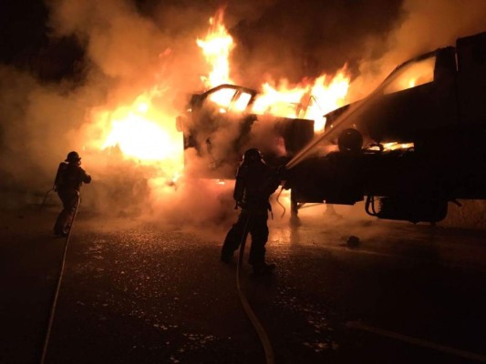 Impactantes imágenes del incendio de vehículos en cuesta de La Virgen
