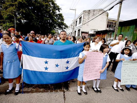 Maestros, padres de familia y estudiantes piden nuevo edificio