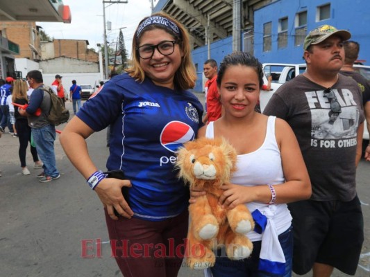 Aficionados de Olimpia y Motagua comienzan a llenar el Estadio Nacional