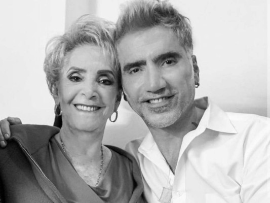 Escuchando canciones de Vicente, así pasaron año nuevo doña Cuquita y Alejandro Fernández