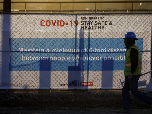En medio de pandemia, indigentes duermen en estacionamiento en Las Vegas