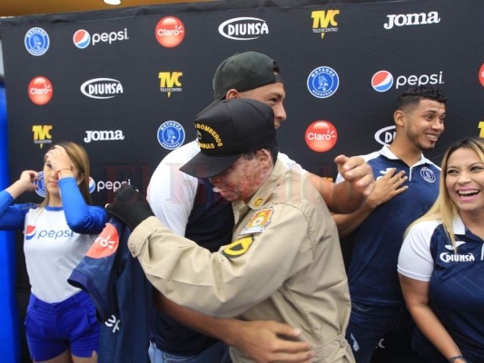 Bombero héroe hondureño, Ever Velásquez, compartió con sus ídolos de Motagua