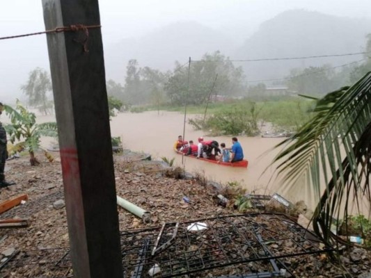 Imágenes de rescates: Hondureños lloran y sufren la tragedia causada por Eta