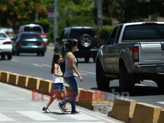 FOTOS: Un paso en falso de sus padres podría cobrar la vida de estos niños en 'cruces de la muerte' de la capital