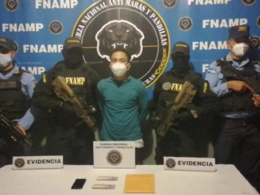 La Fuerza Nacional Antimaras y Pandillas y la Policía Nacional presentan ante los medios de comunicación al sospechoso.