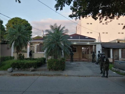 Los efectivos de la DLCN y la Policía Militar mientras procedían a asegurar una casa.