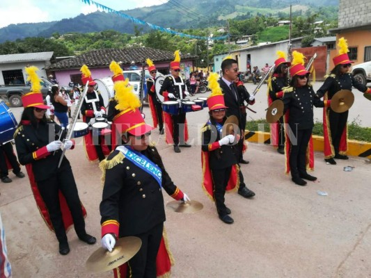 Impecable vestimenta de bandas en los desfiles patrios 2018