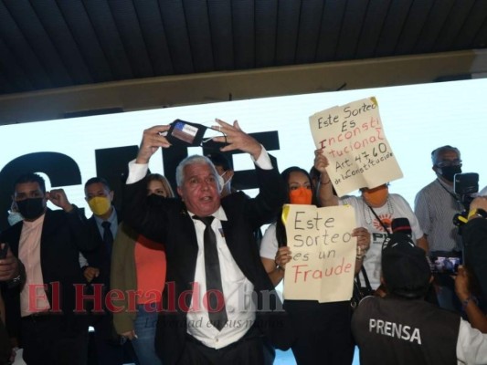 Así fue el zafarrancho durante el sorteo de posiciones en las papeletas electorales del CNE (Fotos)