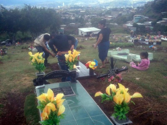 Honduras: Capitalinos recuerdan a sus muertos en el Día de los Santos