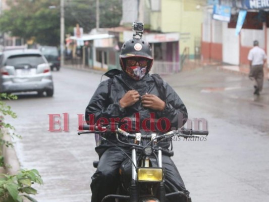 Fuerte lluvia sorprende a los capitalinos este Sábado Santo (FOTOS)