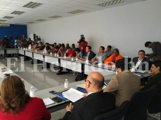 Los universitarios y autoridades de la UNAH llegaron temprano a las instalaciones del Palacio Universitario de los Deportes en Tegucigalpa.