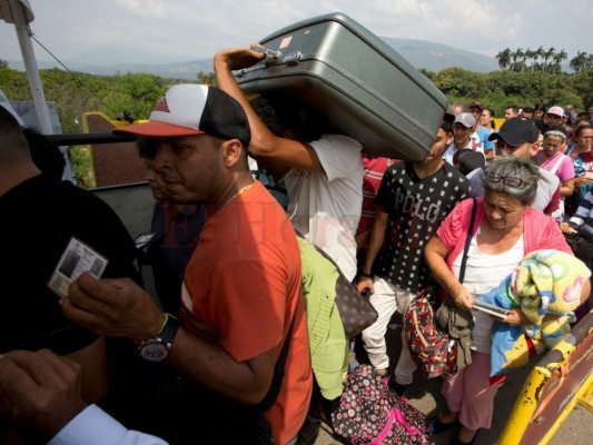 El calvario de miles de venezolanos enfermos que buscan ayuda en Colombia