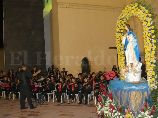 Comayagua celebra 479 años de fundación con juegos pirotécnicos