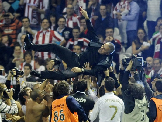 Cuando los jugadores del Madrid casi dejan caer a Mourinho