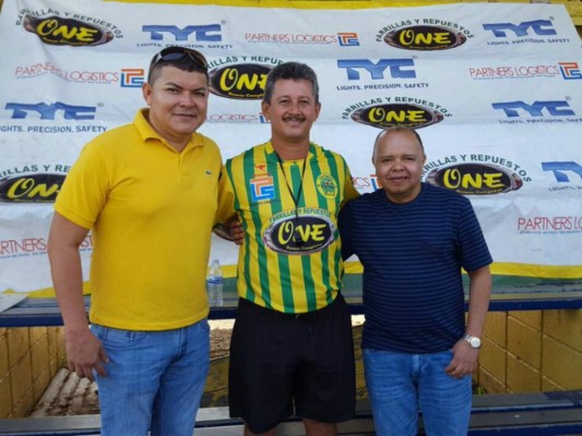 Mauro Reyes fue presentado como nuevo técnico del Parrillas One