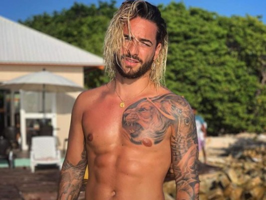 Se viraliza vídeo de Maluma mostrando el mal bronceado de su trasero