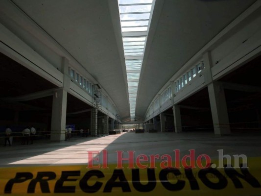 Al interior de la terminal se trabaja a doble jornada para tenerla lista el 15 de octubre, se están instalando equipos, alfombras, rotulación, sistemas de aire acondicionado y todo para operar. Foto: Jhony Magallanes/El Heraldo