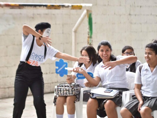 Con mimos y arte buscan alcanzar la paz nacional