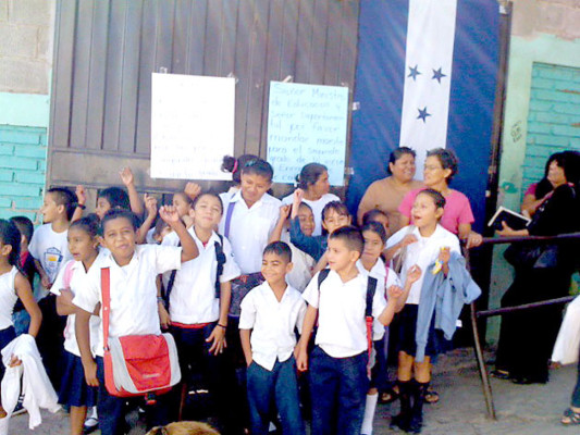 Niños y padres de familia exigen maestros en escuela de la Israel Norte