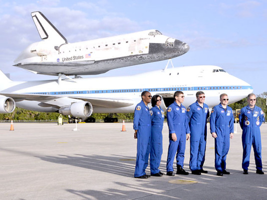 Transbordador Discovery en el último despegue, hacia el museo