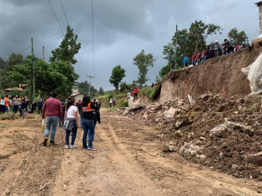 Las imágenes que dejó la caída de un muro sobre vehículos en Ecuador