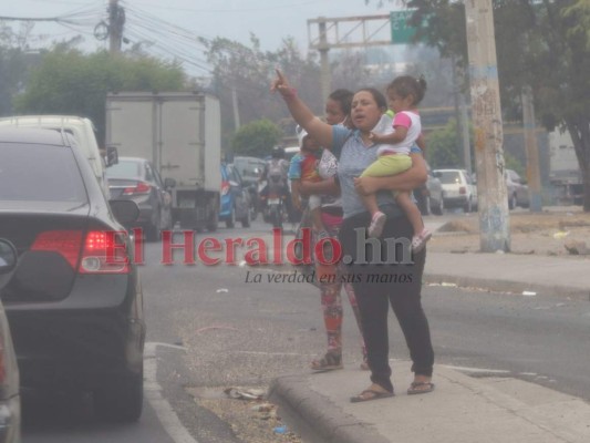 Unos compran, otros van al banco y muchos salen a pedir: La capital en tiempo de pandemia