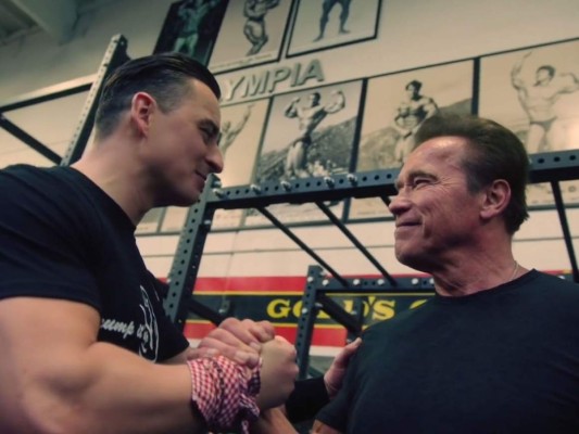 Arnold Schwarzenegger rapea para motivar a los jóvenes