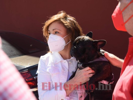 Anna Lucía Acosta acompaña a su esposo Luis Zelaya junto su perrita Kemba &nbsp;&nbsp;