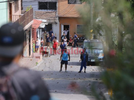 Armas, palos y piedras: Enfrentamiento entre pobladores y miembros PN