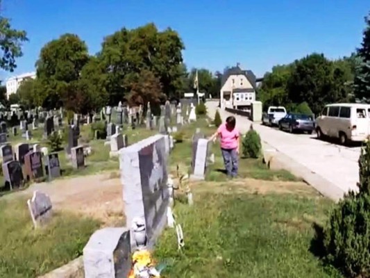 Latina se lleva sorpresa al querer enterrar a su madre en EE UU