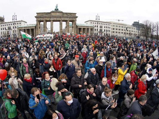 Piden no confiarse ante aplanamiento de contagios en Europa