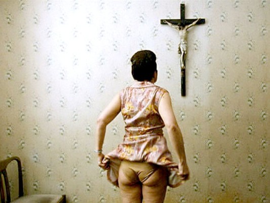 Escándalo por filme irreverente de sexo con un crucifijo