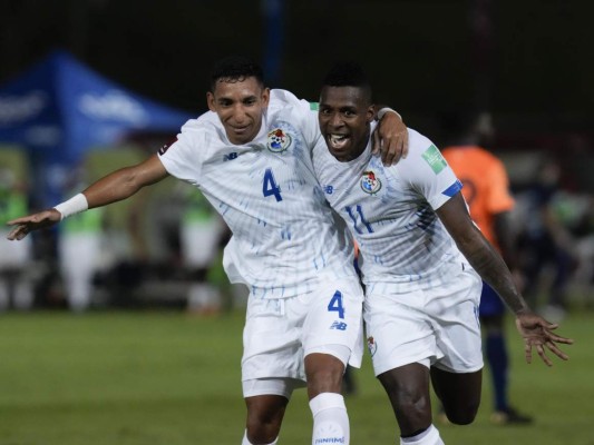 El centrocampista panameño Armando Cooper, a la derecha, celebra con su compañero Omar Córdova luego de anotar el primer gol de su selección contra Anguila durante un partido de primera fase de las eliminatorias de la CONCACAF al Mundial de Qatar 2022. Foto:AP