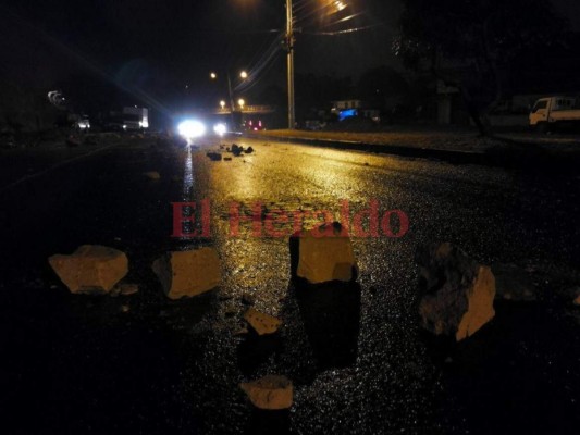 ¡Precaución! Enormes piedras obstaculizaron calles del anillo periférico tras tomas de la Alianza