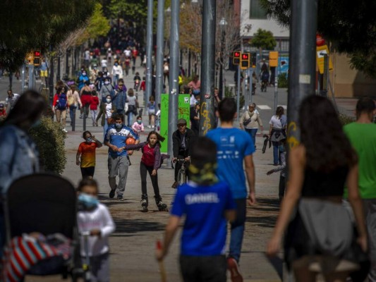 Con ganas de correr y sin miedo, así saturaron calles de España padres y niños