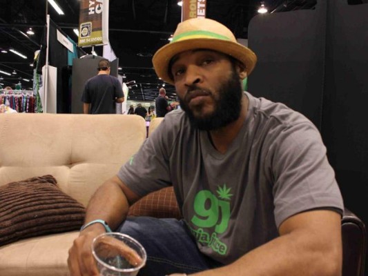 Rapero se corta el pene y salta de un edificio