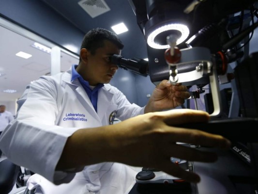 Así es por dentro el laboratorio de la Policía Científica y Criminalística en Honduras
