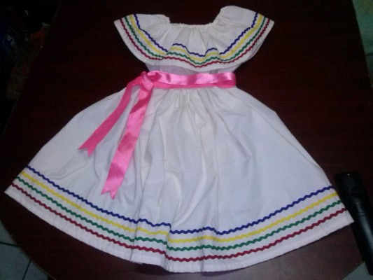 Cómo hacer un vestido folclórico en sencillos pasos