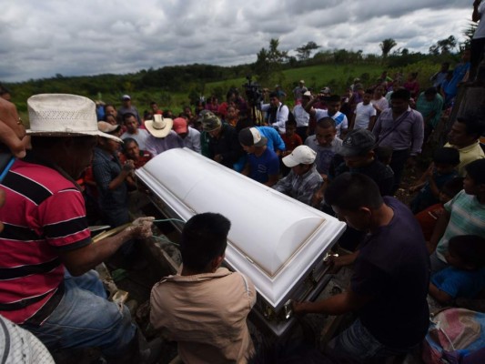 Fotos: El entierro de la niña guatemalteca que murió bajo custodia de los Estados Unidos