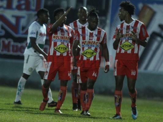 Vida gana en Juticalpa con goles caribeños y un regalo del portero Canechero