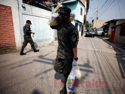 FOTOS: Entregan bolsa solidaria a vecinos de colonia Santa Isabel de la capital