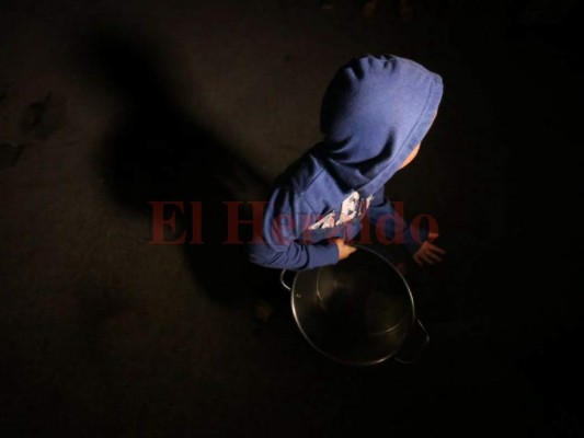 Seguidores de la Alianza de Oposición en Honduras hacen sonar cacerolas en protesta por toque de queda