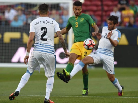 Uruguay se despide con triunfo 3-0 ante Jamaica