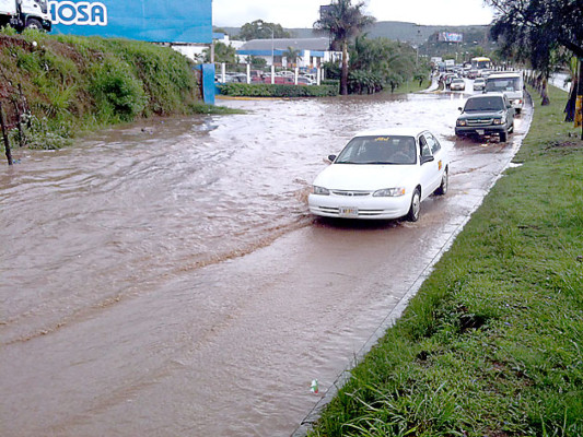 Al menos 65 casas inundadas por lluvias en la capital de Honduras